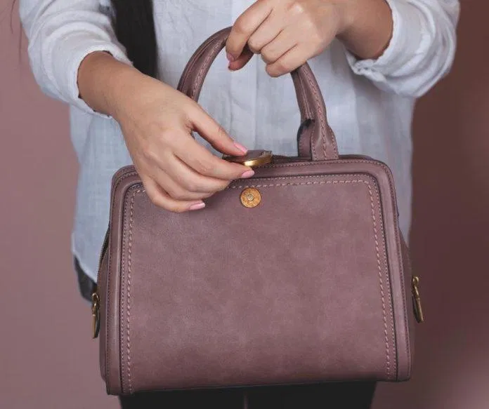 Một chiếc túi xách nếu không biết cách dùng đúng sẽ làm cho tổng thể outfit mất cân đối ngay (nguồn: internet)