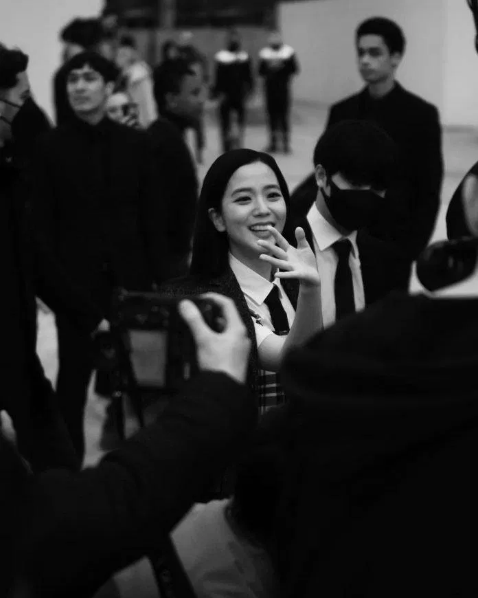 Kim Jisoo chưa bao giờ hết hot tại Paris ( Nguồn ảnh: Internet)