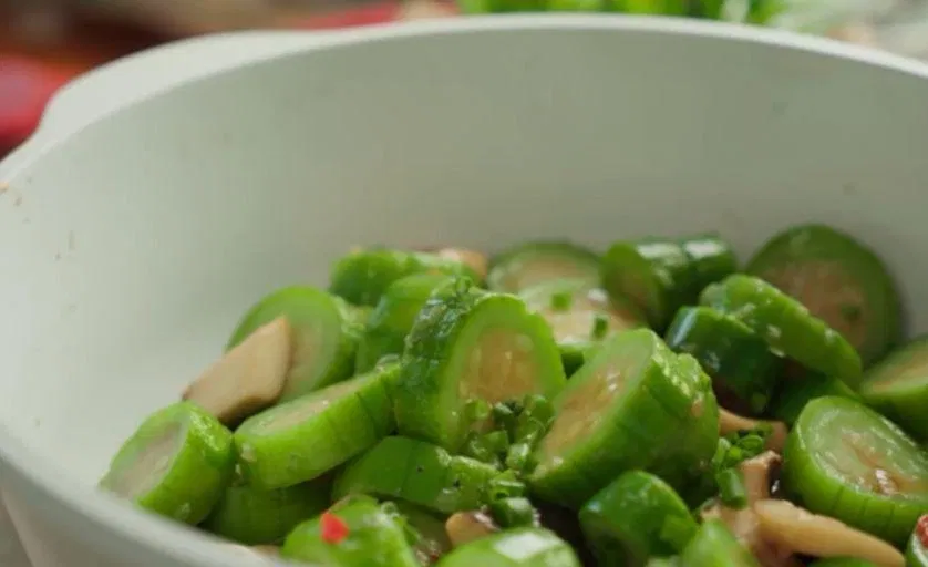 Bước 2: Xào mướp (Nguồn: Internet)