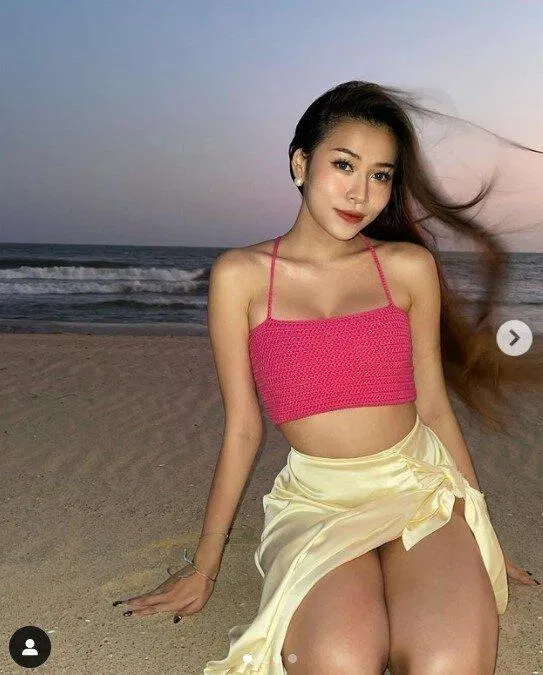Youtuber Nguyên Newin trong thiết kế Rosalyn Top của nhà Herstory Clothing (Nguồn: Internet)