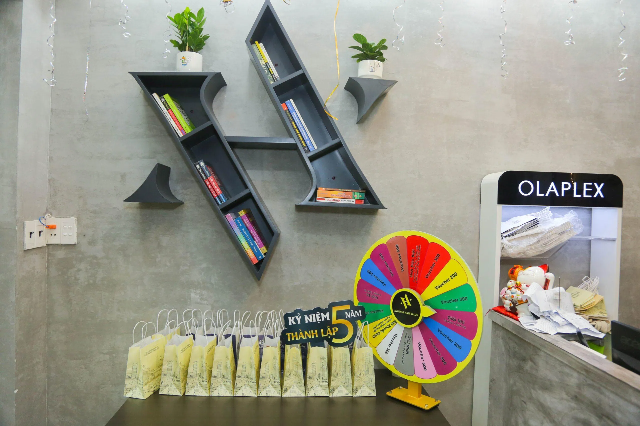 Voucher giảm giá hấp dẫn tại A Vòong giúp bạn tiết kiệm chi phí làm tóc.