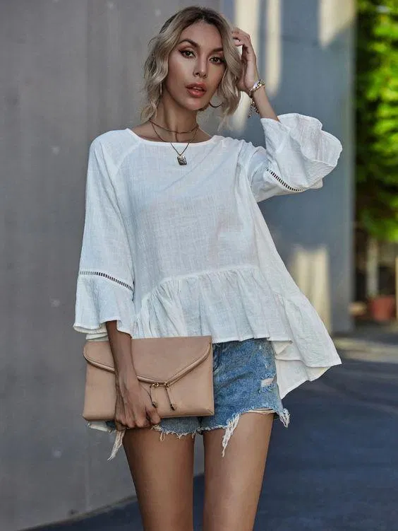 Áo babydoll tay lỡ đi cùng quần short jean tạo sự thanh lịch và dễ thương (Ảnh: Internet)