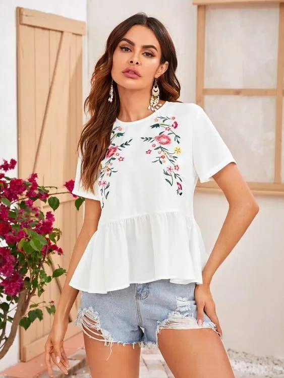 Áo babydoll thêu hoa độc đáo kết hợp cùng quần short jean (Ảnh: Shei)