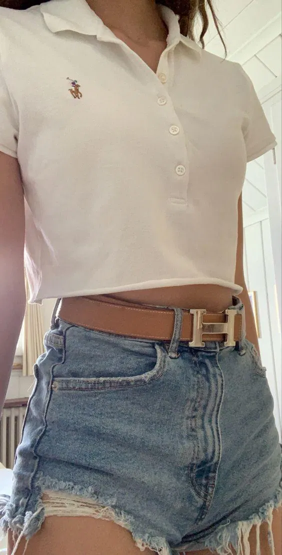 Thanh lịch và năng động cùng bộ đôi quần short jean và áo croptop polo (Ảnh: Internet)
