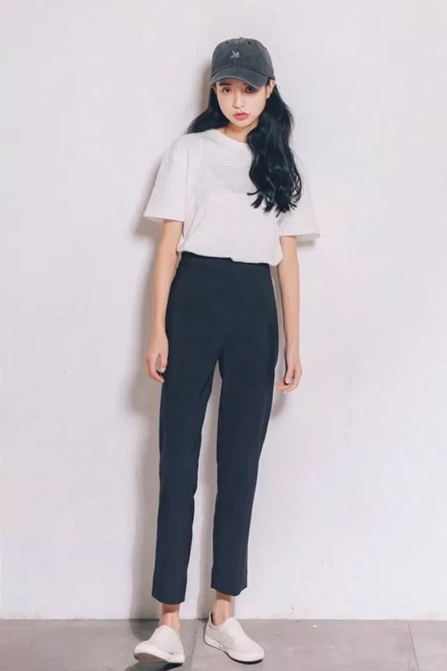 Bộ đôi áo phông trắng và quần âu gợi cảm giác thanh lịch nhưng vẫn sành điệu (Nguồn: Internet).