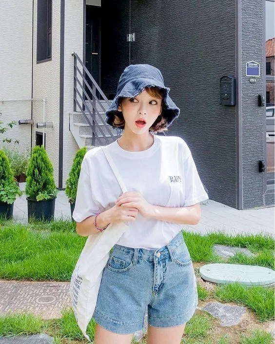 Muốn trẻ trung, năng động, bạn có thể lựa chọn mix áo phông trắng cùng quần short (Nguồn: Internet).