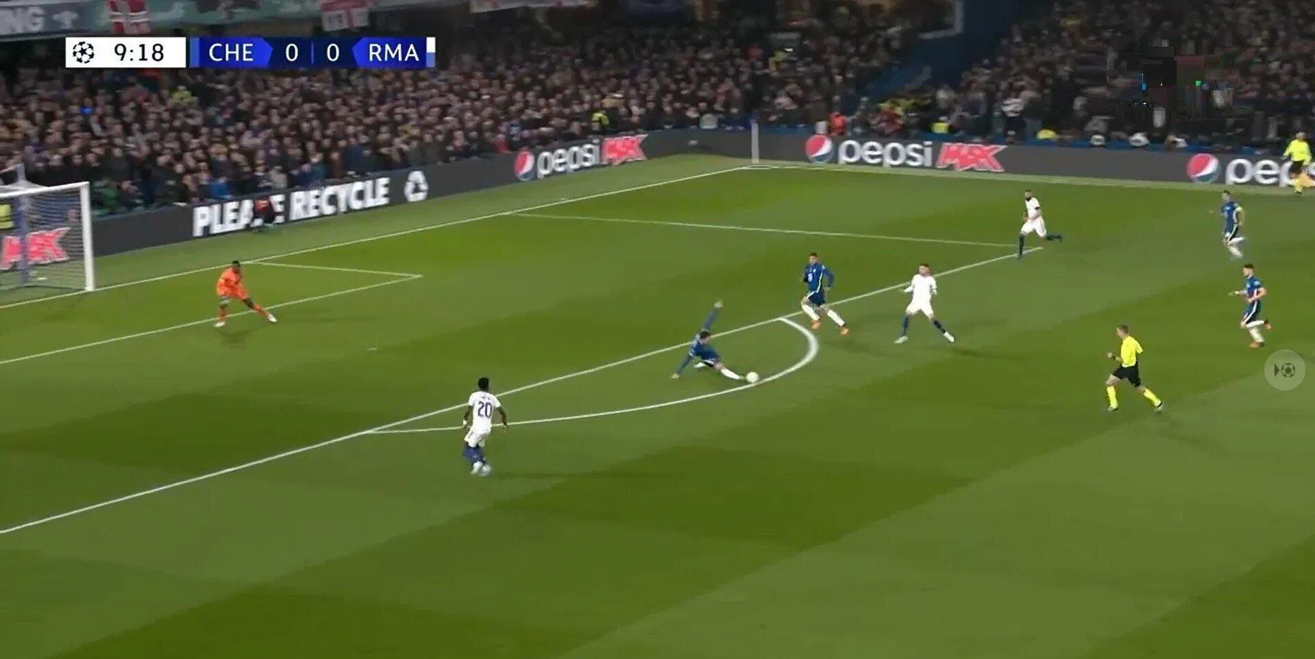 Pha nguy hiểm đầu tiên đến từ phía Kền Kền Trắng. (Nguồn: Internet) Pha nguy hiểm đầu tiên đến từ phía Kền Kền Trắng. (Nguồn: Internet)