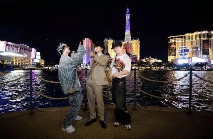 Jungkook, V và j-hope cũng đến check-in buổi trình chiếu nhạc nước tại đài phun nước Bellagio (Nguồn: Internet) Jungkook, V và j-hope cũng đến check-in buổi trình chiếu nhạc nước tại đài phun nước Bellagio (Nguồn: Internet)