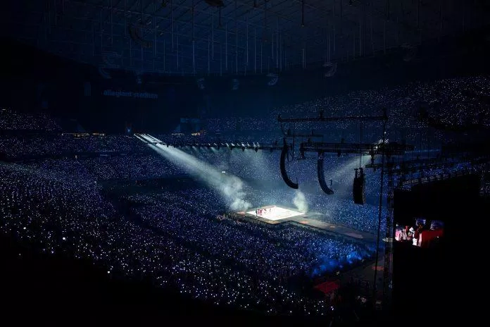 Biển ARMY Bomb rực rỡ tại đêm concert (Nguồn: Internet) Biển ARMY Bomb rực rỡ tại đêm concert (Nguồn: Internet)