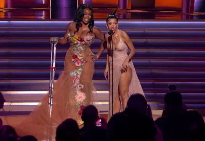 Doja Cat cùng SZA đã thắng trước BTS trong hạng mục "Màn trình diễn cặp đôi/nhóm nhạc pop xuất sắc nhất" với "Kiss Me More" (Nguồn: Internet) Doja Cat cùng SZA đã thắng trước BTS trong hạng mục "Màn trình diễn cặp đôi/nhóm nhạc pop xuất sắc nhất" với "Kiss Me More" (Nguồn: Internet)