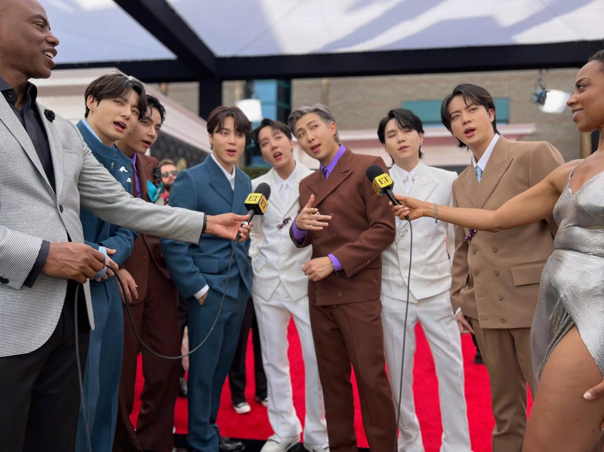 BTS tại thảm đỏ GRAMMY 2022 (Ảnh: Internet)