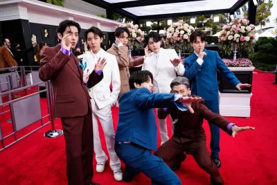 BTS bảnh bao nhưng cũng không kém phần nhắng nhít tại thảm đỏ Grammy 2022 (Nguồn: Internet) BTS bảnh bao nhưng cũng không kém phần nhắng nhít tại thảm đỏ Grammy 2022 (Nguồn: Internet)
