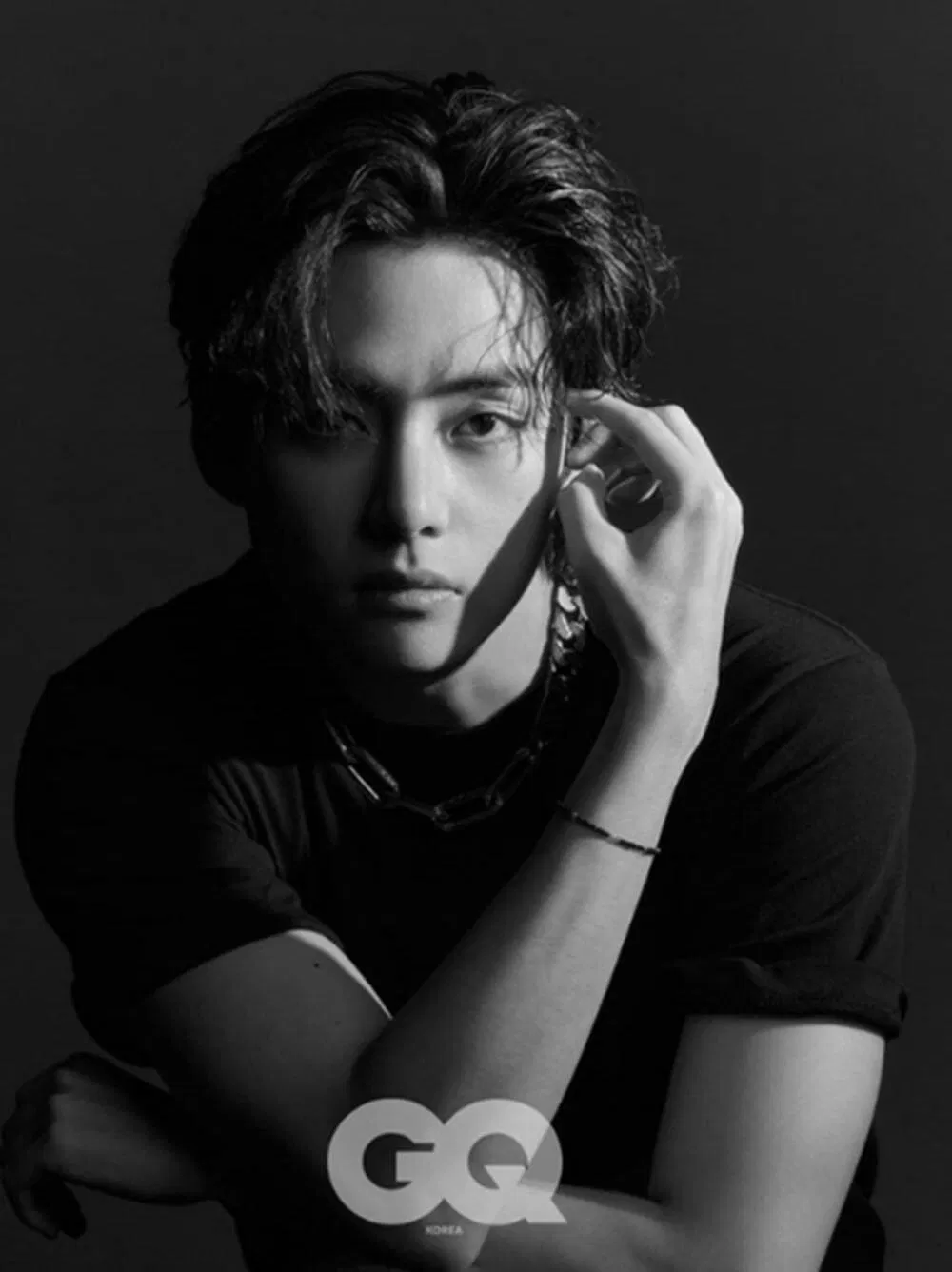 Bức vẽ được dựa trên ảnh tạp chí của V cho báo GQ Korea (Nguồn : Internet) Bức vẽ được dựa trên ảnh tạp chí của V cho báo GQ Korea (Nguồn : Internet)