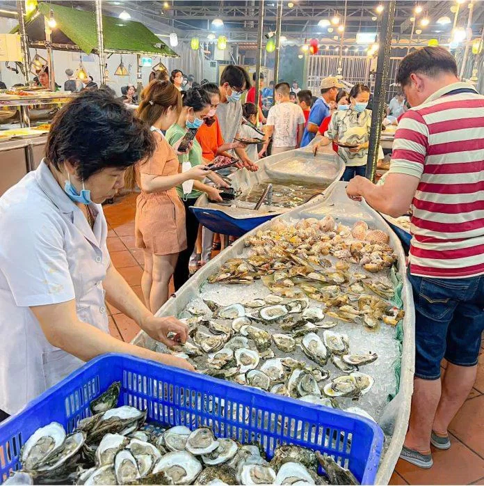 Các món ăn tại Nhà hàng buffet hải sản Ông Bình Dân Hồ Chí Minh (Ảnh Internet) Các món ăn tại Nhà hàng buffet hải sản Ông Bình Dân Hồ Chí Minh (Ảnh Internet)