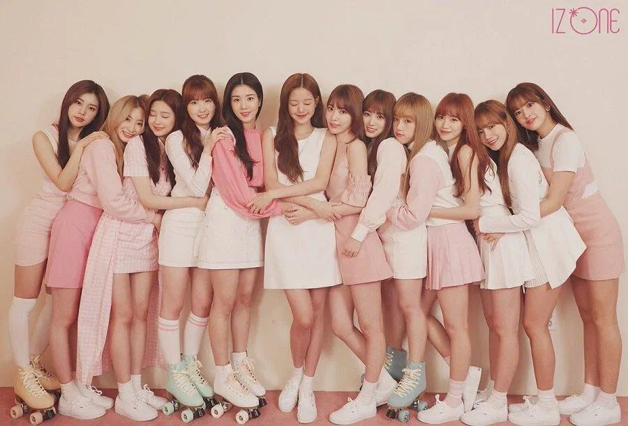 IZONE gồm 12 thành viên: Kwon Eun Bi, Miyawaki Sakura, Kang Hye Won, Choi Ye Na, Lee Chae Yeon, Kim Chae Won, Kim Min Ju, Yabuki Nako, Honda Hitomi, Jo Yu Ri, Ahn Yu Jin và Jang Won Young. (Nguồn: Internet.) IZONE gồm 12 thành viên: Kwon Eun Bi, Miyawaki Sakura, Kang Hye Won, Choi Ye Na, Lee Chae Yeon, Kim Chae Won, Kim Min Ju, Yabuki Nako, Honda Hitomi, Jo Yu Ri, Ahn Yu Jin và Jang Won Young. (Nguồn: Internet.)