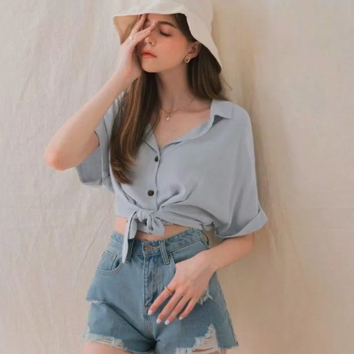 quần short ngắn với sơ mi xanh thanh lịch (Nguồn: internet) quần short ngắn với sơ mi xanh thanh lịch (Nguồn: internet)