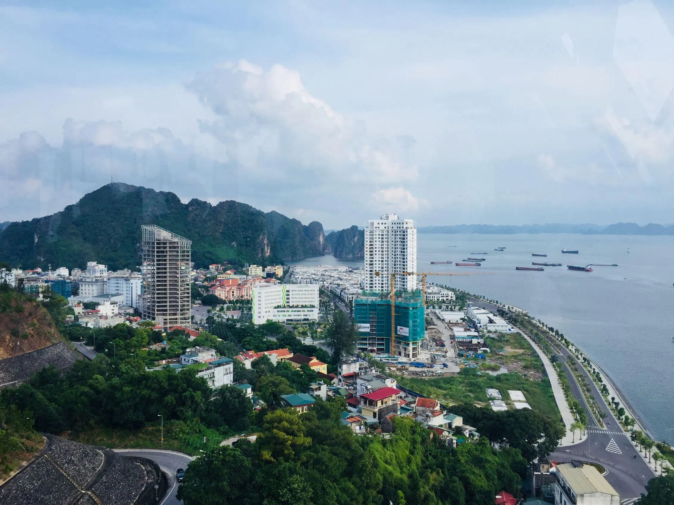 Phố biển Quảng Ninh nhìn từ cáp treo hai tầng. (Ảnh: Kim Cúc) Phố biển Quảng Ninh nhìn từ cáp treo hai tầng. (Ảnh: Kim Cúc)