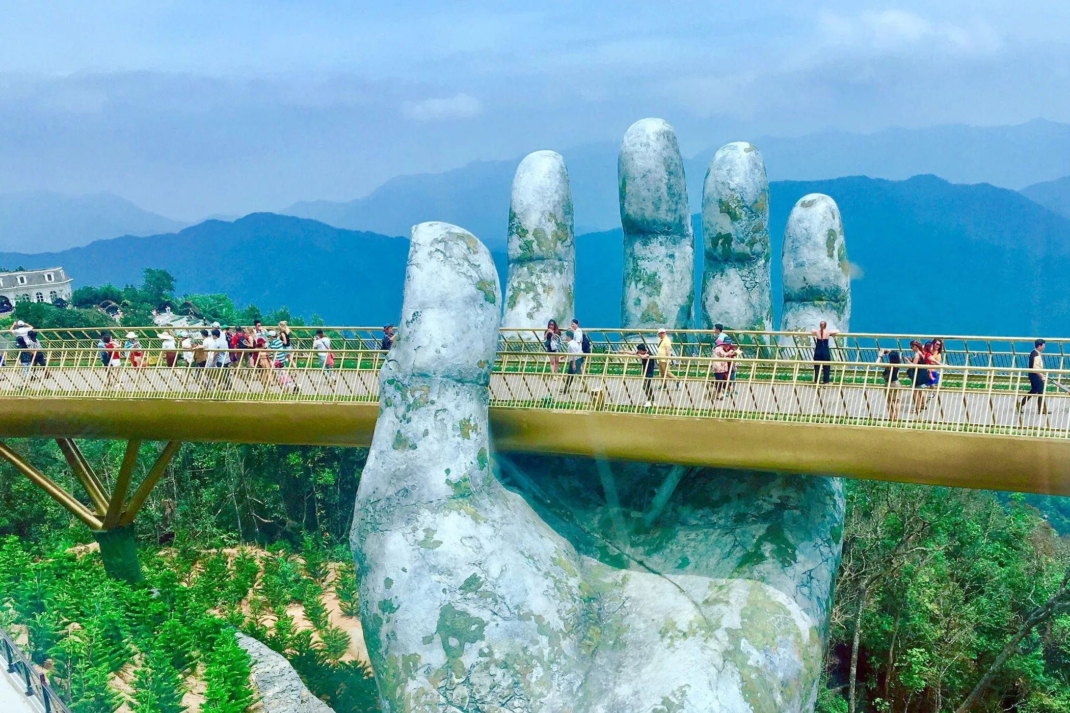 Cầu Vàng trên đỉnh Bà Nà Hill. (Ảnh: Kim Cúc) Cầu Vàng trên đỉnh Bà Nà Hill. (Ảnh: Kim Cúc)