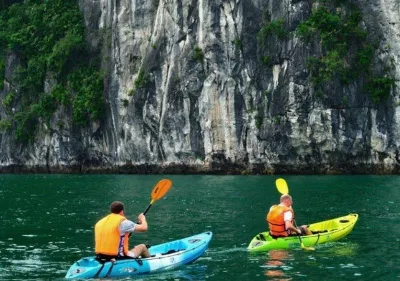 Chèo thuyền kayak (Ảnh: Internet). Chèo thuyền kayak (Ảnh: Internet).