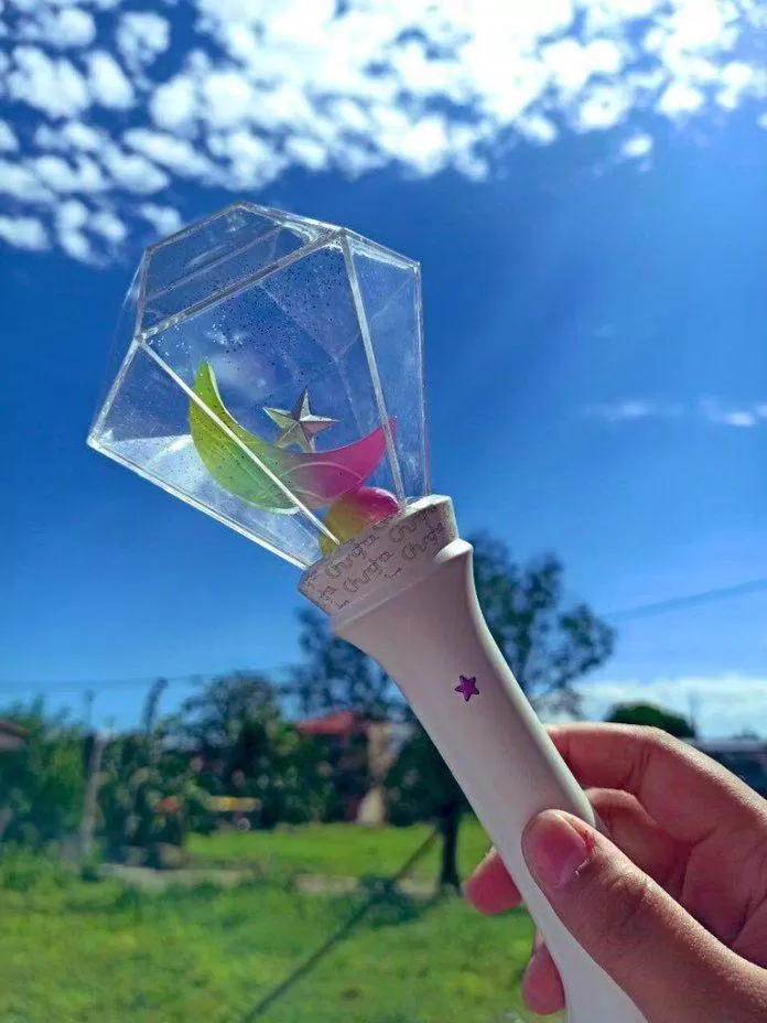Chungha với chiếc lightstick đẹp nhất trong K-Pop. (Nguồn: Internet) Chungha với chiếc lightstick đẹp nhất trong K-Pop. (Nguồn: Internet)