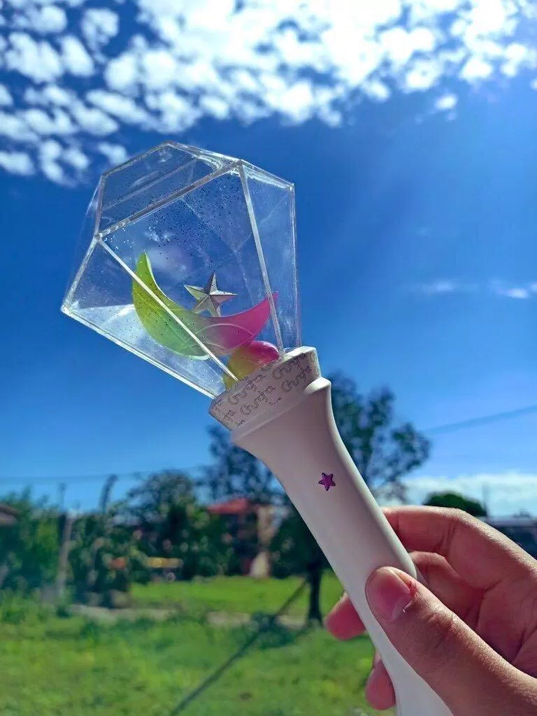 Chungha với chiếc lightstick đẹp nhất trong K-Pop. (Nguồn: Internet)