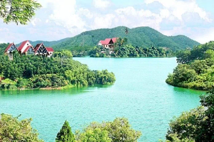 Nước trong veo tại đầm Ao Châu (Ảnh: Internet) Nước trong veo tại đầm Ao Châu (Ảnh: Internet)