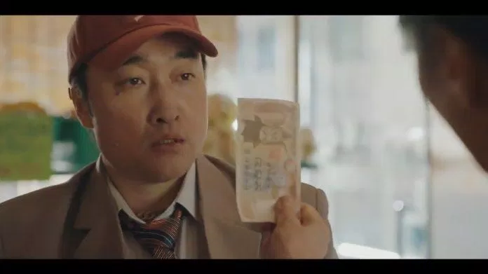 Ahn Dae Sung (Lee Kwang Soo) vạch trần kẻ dùng tiền giả (Ảnh: Internet)