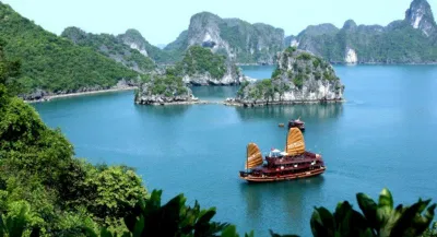 Dạo quanh Vịnh bằng du thuyền (Ảnh: Internet). Dạo quanh Vịnh bằng du thuyền (Ảnh: Internet).