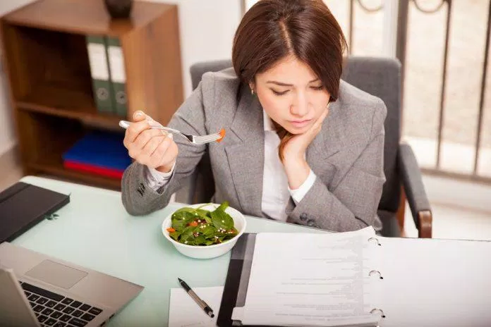 Vừa ăn vừa làm việc không chỉ khiến bạn nhanh đói mà còn có hại cho sức khỏe (Nguồn: Internet) Vừa ăn vừa làm việc không chỉ khiến bạn nhanh đói mà còn có hại cho sức khỏe (Nguồn: Internet)