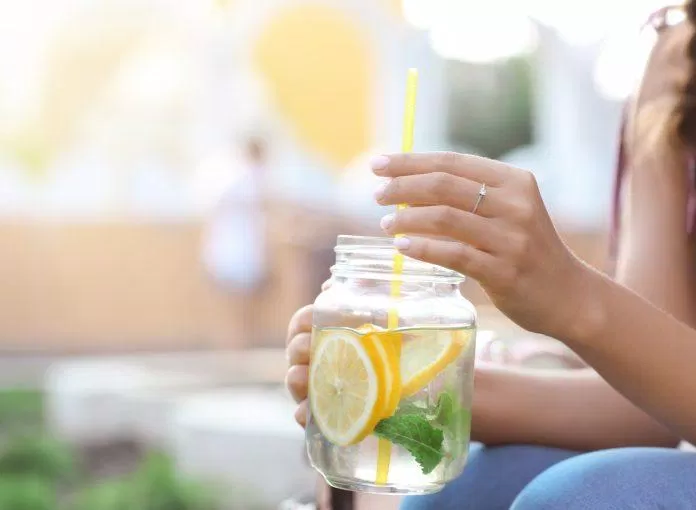 Uống nước detox quá nhiều cũng không tốt (Ảnh: Internet). Uống nước detox quá nhiều cũng không tốt (Ảnh: Internet).