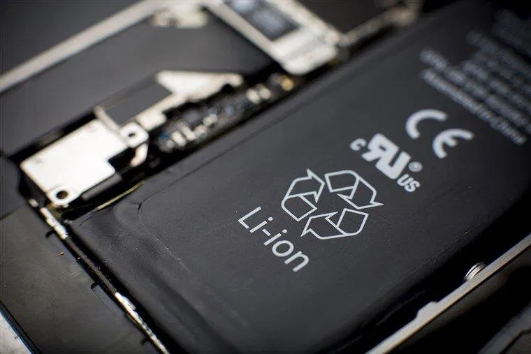 Pin lithium-ion thường xuống cấp chỉ sau vài năm (Ảnh: Internet).