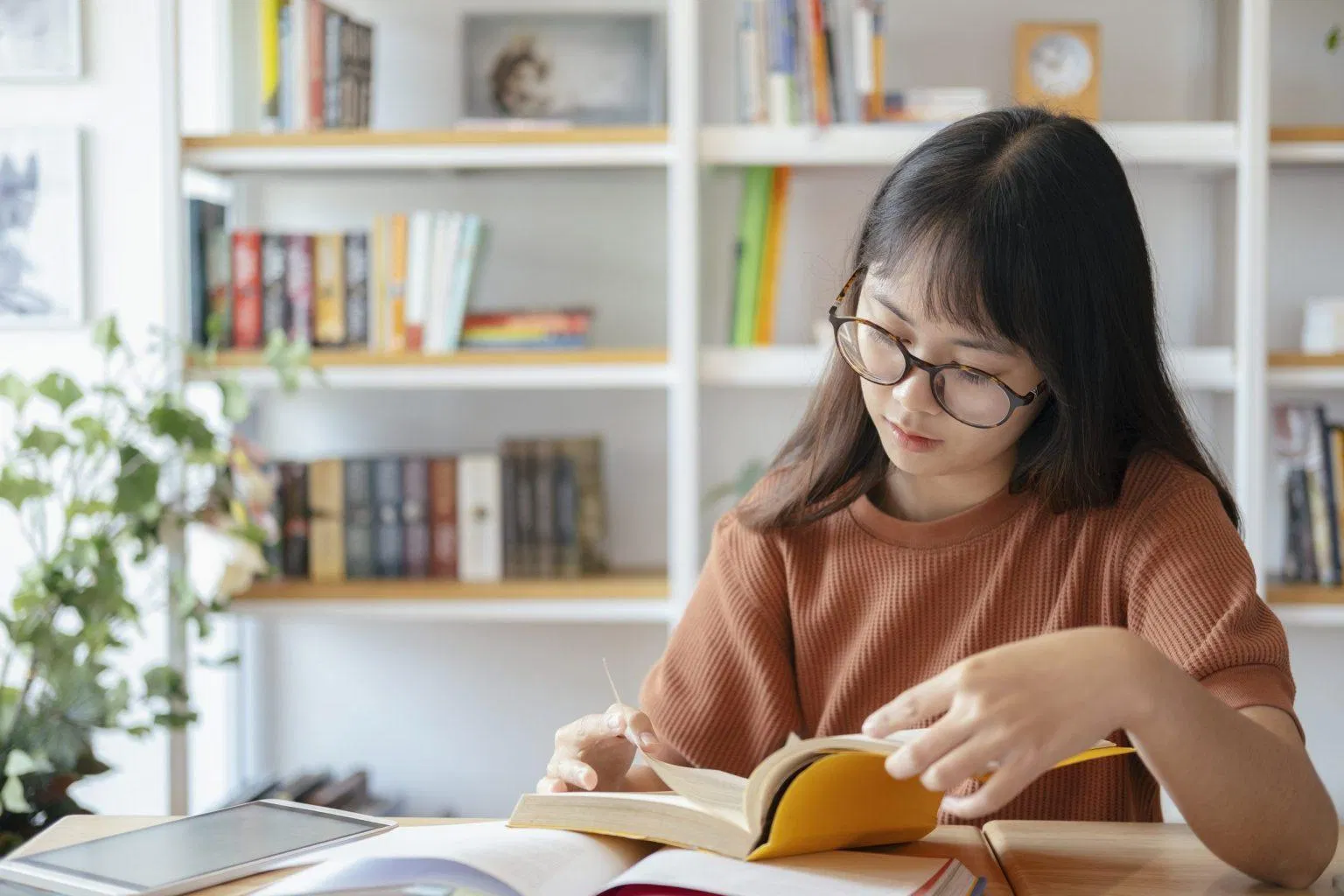 Con gái đọc sách dễ thu hút người khác (Ảnh: Internet) Con gái đọc sách dễ thu hút người khác (Ảnh: Internet)