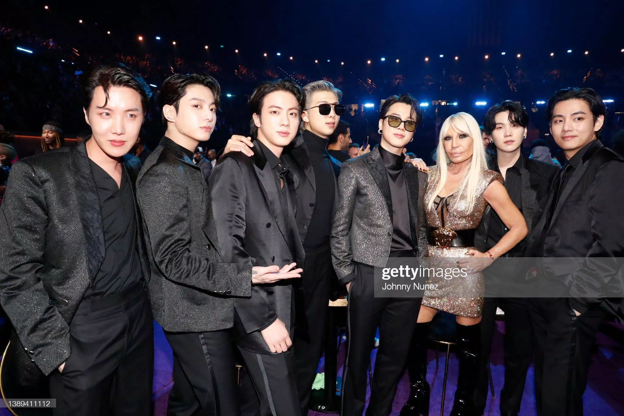 BTS cùng Donatella Versace tại GRAMMY lần thứ 64 (Ảnh: Internet)