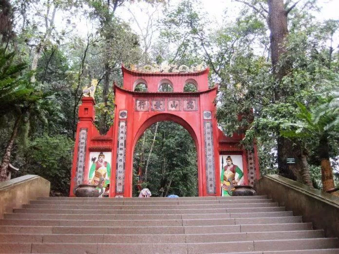 Cổng vào đền Hùng (Ảnh: Internet)