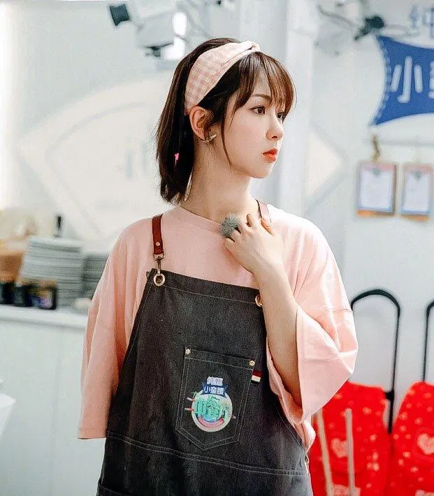 Lâm Chi Hiệu thực sự hợp với áo phông, quần yếm. (Ảnh: Internet)