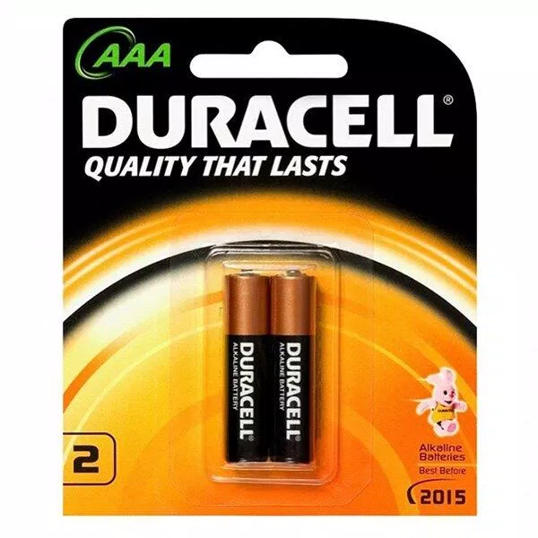 Một bộ sản phẩm Beats thật sẽ bao gồm 2 pin AAA Duracell. (Nguồn: Internet)