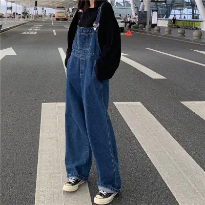 Quần yếm denim ống rộng phong cách vintage - Ethelgirl.vn (Nguồn: Internet)