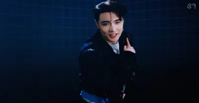 Lay trong MV "Don't fight the feeling" (Nguồn: Internet) Trương Nghệ Hưng (Lay) thông báo rời SM đúng ngày kỷ niệm debut của EXO EXO Lay rời công ty SM Entertainment Trương Nghệ Hưng