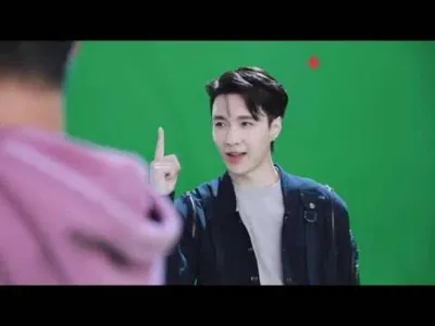 Lay đã không thể có mặt trực tiếp để quay MV mà phải quay riêng và cắt ghép vào MV của nhóm (Nguồn: Internet) Lay đã không thể có mặt trực tiếp để quay MV mà phải quay riêng và cắt ghép vào MV của nhóm (Nguồn: Internet)
