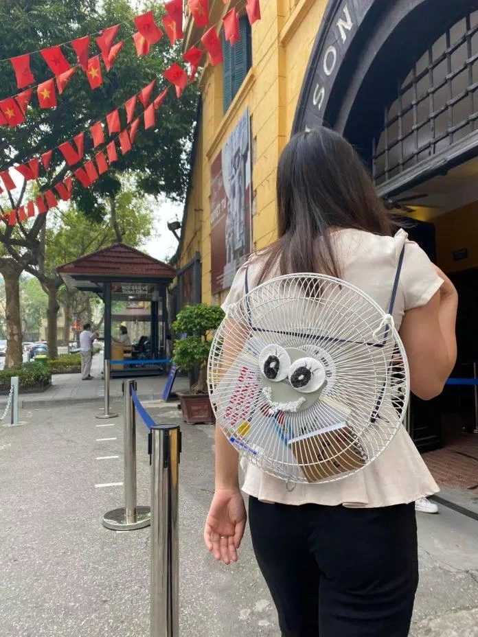 Ý tưởng "Ngày đi làm không túi xách" của Di tích Nhà tù Hỏa Lò khiến netizen "cười sảng". (Ảnh: internet) Ý tưởng "Ngày đi làm không túi xách" của Di tích Nhà tù Hỏa Lò khiến netizen "cười sảng". (Ảnh: internet)