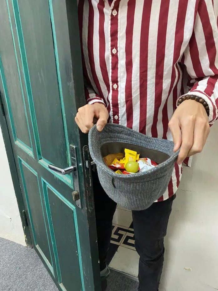 Ý tưởng "Ngày đi làm không túi xách" của Di tích Nhà tù Hỏa Lò khiến netizen "cười sảng". (Ảnh: internet)