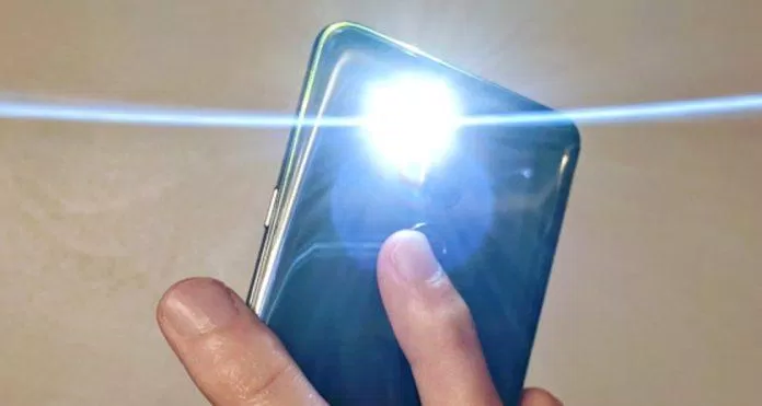 Đèn flash của điện thoại Android (Ảnh: Internet).