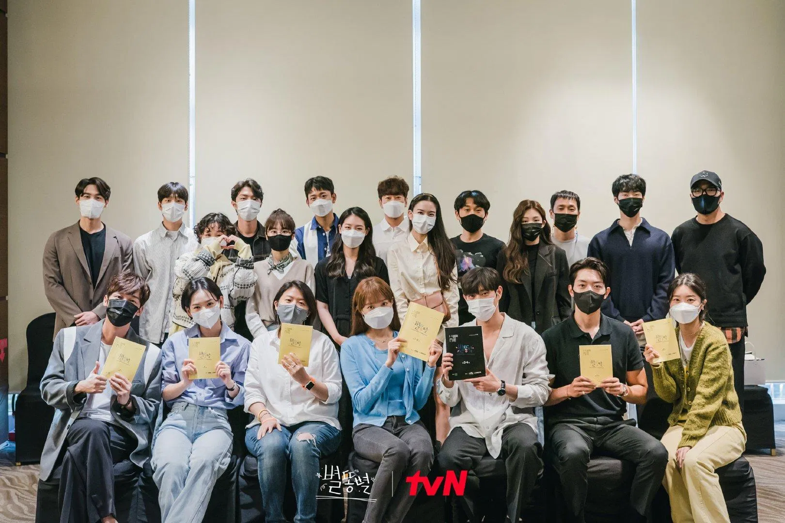 Các diễn viên trong hôm đọc kịch bản của phim Shooting Stars