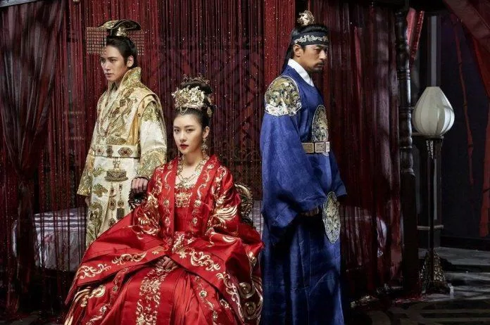 Trang phục Hoàng Hậu Ki "lai" nhiều nền văn hoá (Ảnh: Internet)