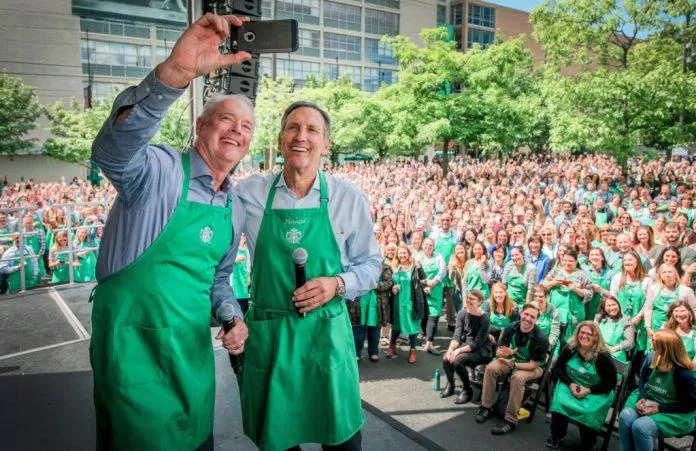 Howard Schultz và nhân viên Starbucks (Ảnh: Internet). Howard Schultz và nhân viên Starbucks (Ảnh: Internet).