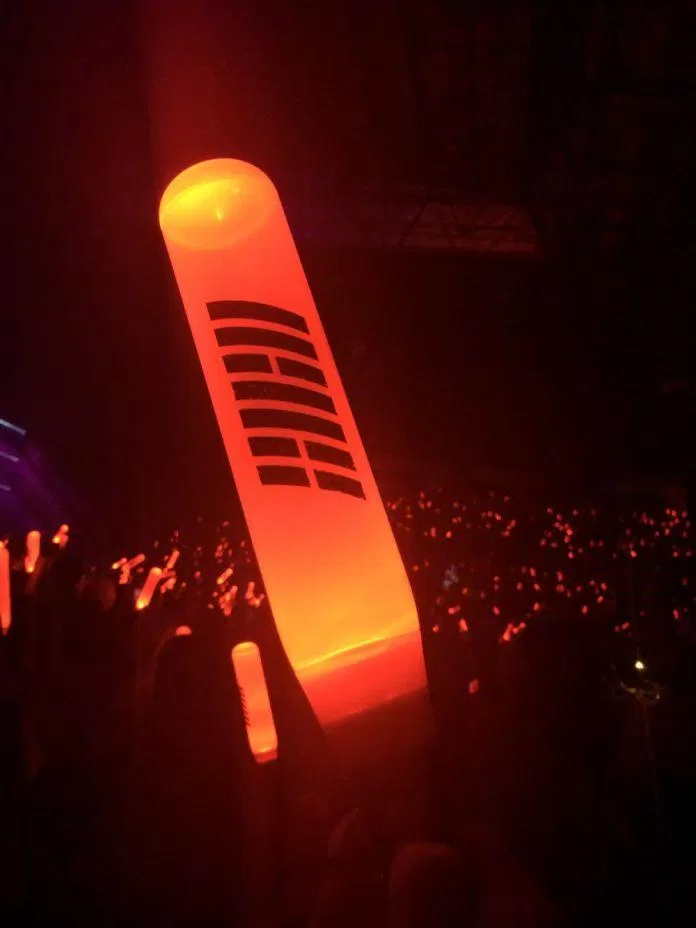 iKON với chiếc lightstick đẹp nhất trong K-Pop. (Nguồn: Internet) iKON với chiếc lightstick đẹp nhất trong K-Pop. (Nguồn: Internet)