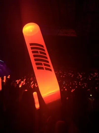 iKON với chiếc lightstick đẹp nhất trong K-Pop. (Nguồn: Internet) iKON với chiếc lightstick đẹp nhất trong K-Pop. (Nguồn: Internet)
