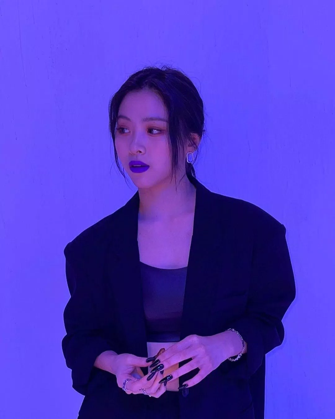 Ryujin (ITZY) - thần tượng K-Pop chứng minh rằng các quý cô mặc suit luôn quyến rũ. (Nguồn: Internet)