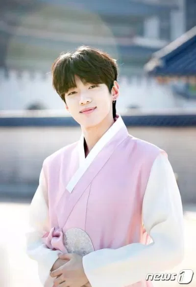 Trong khi đó, Park Jaechan lại có phần may mắn hơn khi tận dụng sức nóng của bộ phim để giúp nhóm của mình bật lên. (Ảnh: New1) Trong khi đó, Park Jaechan lại có phần may mắn hơn khi tận dụng sức nóng của bộ phim để giúp nhóm của mình bật lên. (Ảnh: New1)