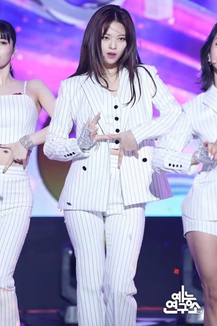 Jeongyeon (TWICE) thần tượng K-Pop chứng minh rằng các quý cô mặc suit luôn quyến rũ. (Nguồn: Internet)